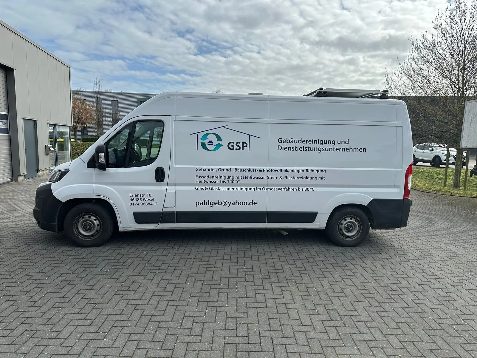 Firmenfahrzeug der GSP Gebäudeservice in Wesel